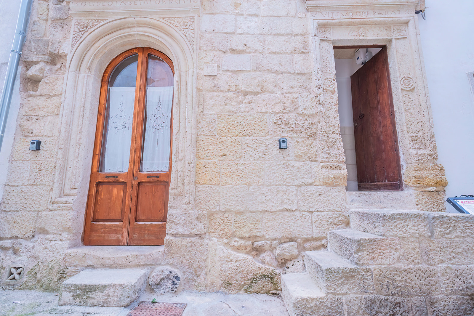 I due portali storici affiancati del 1576 e 1580 — Historia Vico Ghezzi, Carpignano Salentino