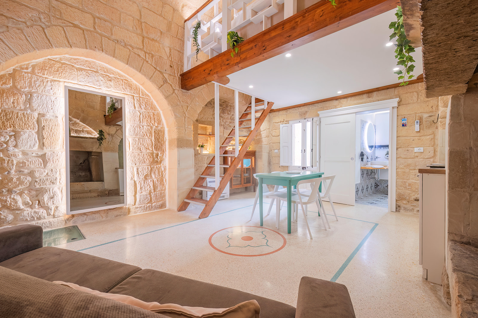 Soggiorno con volta a stella in pietra leccese, camino antico e soppalco in legno