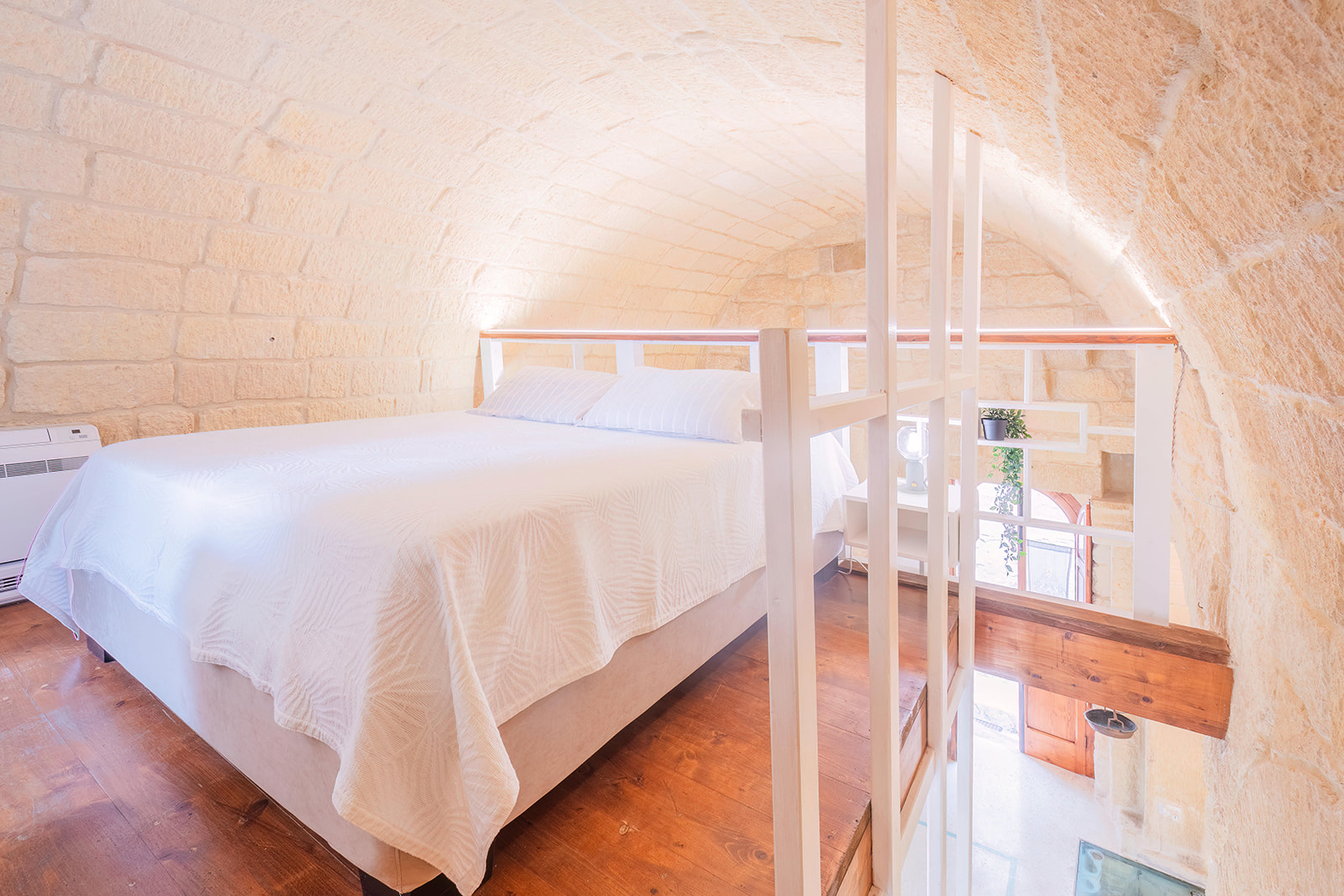 Camera matrimoniale sul soppalco con volta in carparo a vista