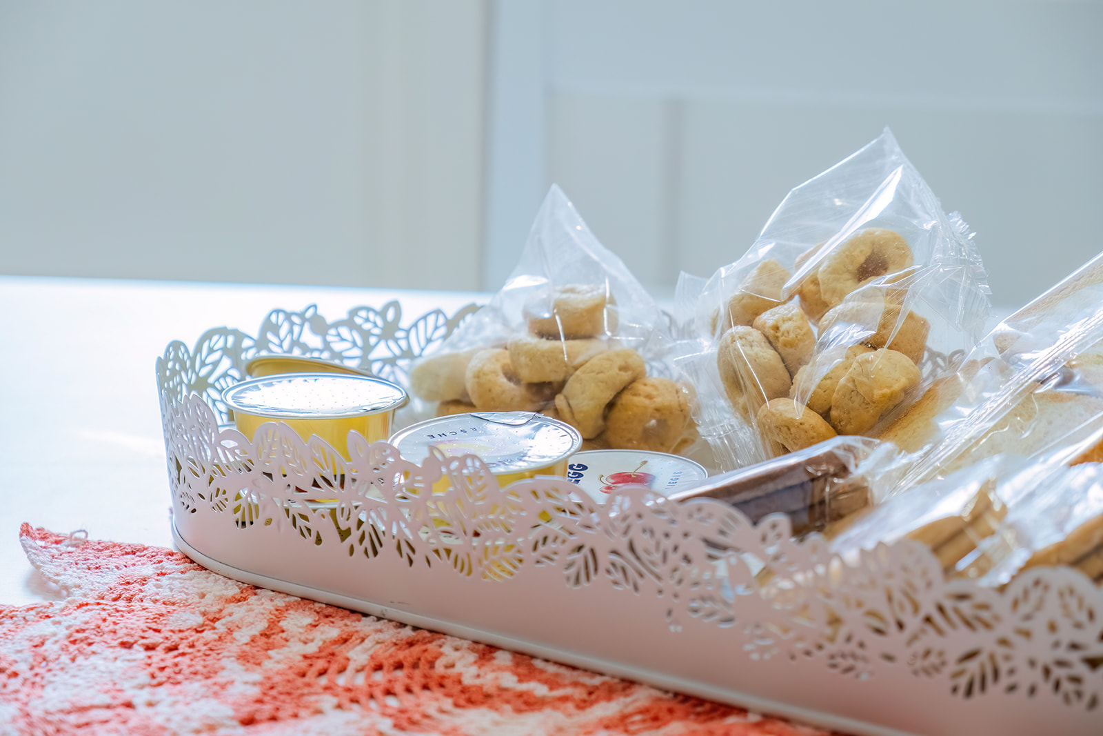 Vassoio di benvenuto con biscotti tipici salentini e marmellate