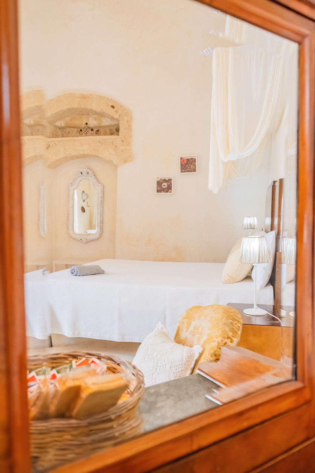 Riflesso nello specchio antico della camera della Dimora 1