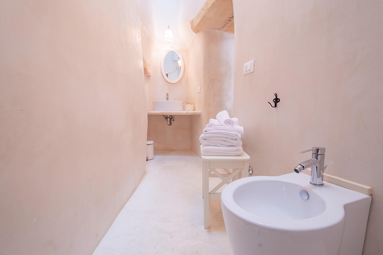 Bagno della Dimora 1 in tadelakt rosa cipria con specchio ovale antico