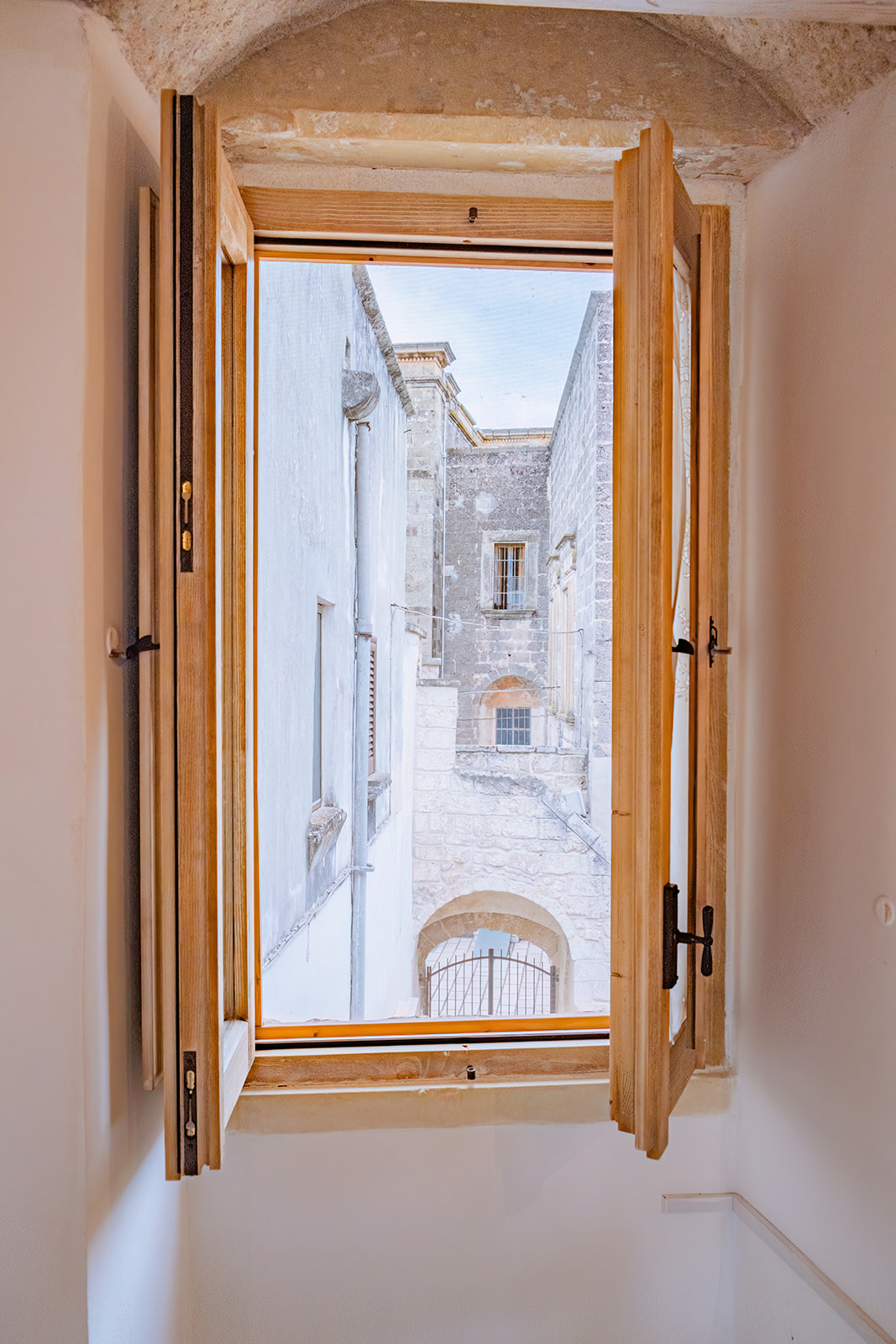 Vista dalla finestra della Dimora 3 sui palazzi storici del centro di Corigliano d'Otranto
