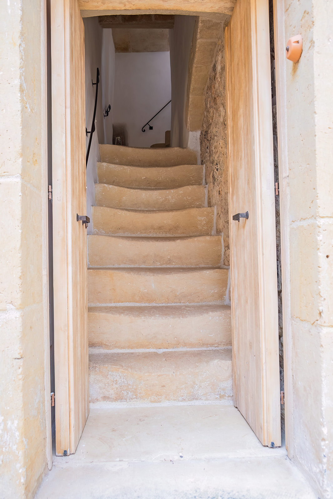 Scala interna in pietra leccese che sale al soggiorno della Dimora 3